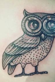 photo de tatouage chouette fille dos chouette