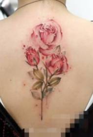 små friske tatoveringer på baksiden av jentens rygg