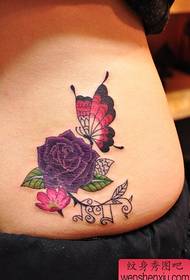 Модел на татуировка на жена: снимка на татуировката на красотата талия пеперуда роза