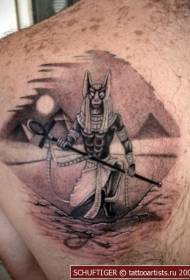 takaisin mustavalkoinen egyptiläinen jumala ja pyramidi-tatuointikuvio