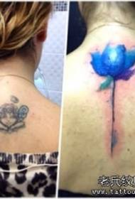 hënneschte Cover blo Lotus Tattoo Muster