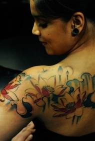 უკან აკვარლის სტილის ფერადი ლოტოსი და dragonfly tattoo ნიმუში