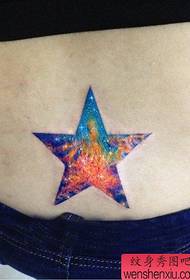 dziewczęca talia pięcioramienna gwiazda i gwiaździsty wzór tatuażu