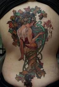 muguras krāsas skaista sieviete ar kļavu lapu tetovējuma modeli