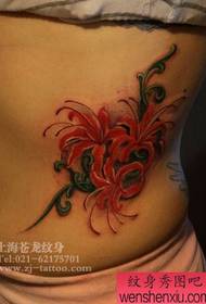skaistums jostasvietā tikai skaists izskatās ziedu tetovējuma modeļa otrā pusē