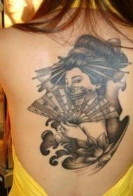 tilbake uvanlig svart geisha og blomster tatoveringsmønster
