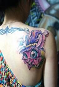 färgglada djur tillbaka tatuering