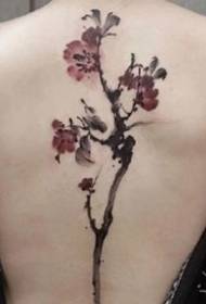 9 obrázkov ženských tetovacích prác na chrbtovej chrbtici