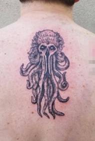 i ragazzi tornano con puntali neri con piccoli polipi di animali e immagini di tatuaggi con teschi