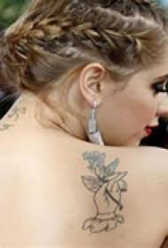 tatuaj din spate cu flori fine