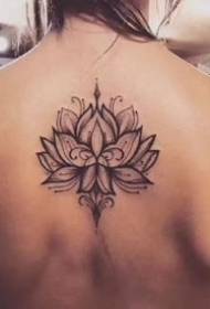 Dívčí nádherné černobílé tetování na zádech