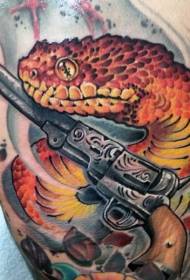nyuma ya nyoka mkubwa wa rangi ya ajabu na muundo wa tattoo ya bastola