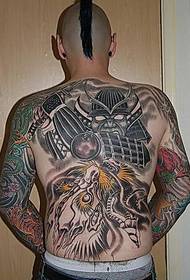 Gizonezkoak Japoniako arte martzialaren haize indartsuaren tatuaje ereduarekin