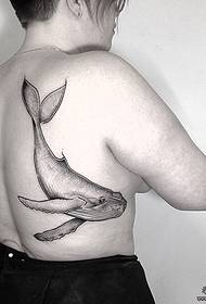 wzór tatuażu wieloryba kobiece plecy punkt wieloryba