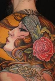 indietro ritratto di bella donna con motivo tatuaggio rosa rossa