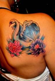 Chica de vuelta cisne blanco y patrón de tatuaje de loto colorido