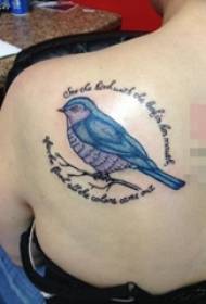 le ragazze dipingono le immagini creative del tatuaggio di uccelli