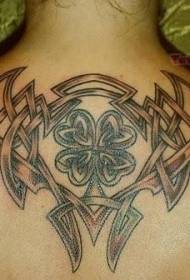 ຜູ້ຊາຍດ້ານຫລັງ Celtic knot ແລະຮູບແບບ tattoo ສີ່ໃບ