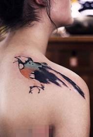 tjejer tillbaka målade bläck kreativa fågel tatuering bild