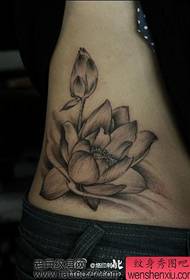 beleco Bela nigra griza lotuso tatuaje ŝablono sur la flanka talio