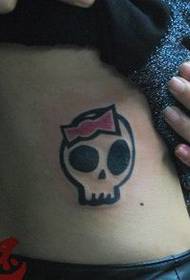 uhlangothi lwamantombazane luhle iphethini le-tattoo le-totem skull