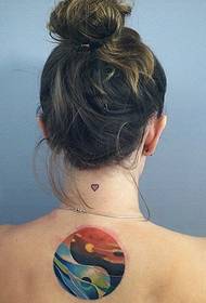 ragazza sta portando un delicato modello di tatuaggio gossip yin e yang