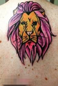 Imatge de tatuatge de cap de lleó dominant en aquarel·la pintada a l'esquena dels nois