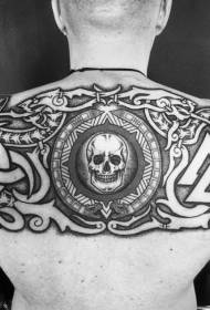 tengkorak manusia hitam belakang dengan corak tatu pelbagai simbol