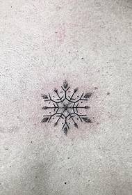 orqaga kichkina yangi qor parchalari chizig'i Tattoo naqshlari