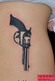 meisje taille totem pistool tattoo patroon