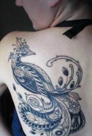 Prekrasan uzorak paunove tetovaže s crnom bojom na leđima
