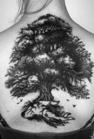 natrag europski i američki realistični uzorak tetovaža na drvetu i ruci