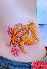 девојка у боји струка мали узорак тетоваже златне рибице