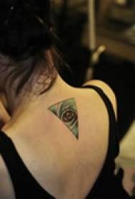 tatuaje de ojo triángulo trasero