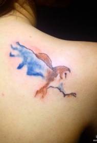 takana pieni tuore eurooppalaisten ja amerikkalaisten roiskuvan pöllön tatuointikuvio