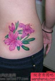 bellissimo modello di tatuaggio bellissimo giglio in vita