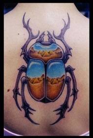piramide egizia colorata sul retro con motivo tatuaggio scarabeo