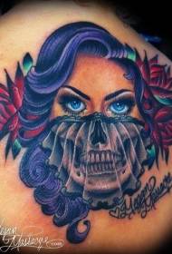 nugaros puošnus puošnus moters veidas su kaukolės tatuiruotės modeliu