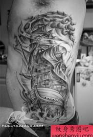 model tatuazhi i belit: Fotografia e modelit të tatuazhit të anijes së belit anësor