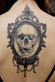 torna antica scola craniu neru è biancu cù mudellu di tatuaggi decorativi di farfalla