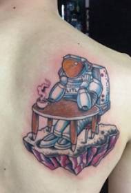 I-Astronaut tattoo iphethini intombazane emuva isithombe se-astronaut tattoo