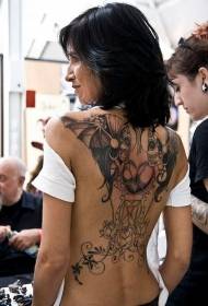 ragazza con teschio di morte e motivo a tatuaggio rosa a forma di cuore