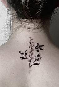 le ragazze appoggiano un piccolo tatuaggio su una pianta fresca