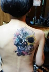 nugaros asmenybė gražiai dažyta tatuiruotė