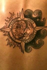 Patrón de tatuaje de letra de tótem de luna y sol posterior