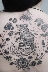 schwarz gefütterter Fuchs mit pflanzlichem Tattoo-Muster