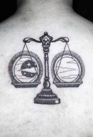Agterpuntstyl-swart Weegskaal met son- en maan-tatoeëringspatroon