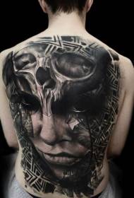 volledig zwart-wit mysterieus tribaal vrouwelijk portret op de rug gecombineerd met een tattoo-patroon met schedel