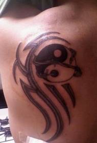 πίσω yin και yang μοτίβο τατουάζ κουτσομπολιά
