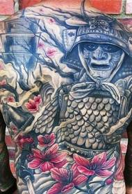 incroyable guerrier asiatique avec motif de tatouage de vieille maison et de fleurs